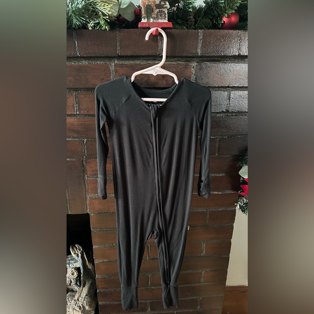 🖤Little Sleepies Solid Black Zippy🖤
